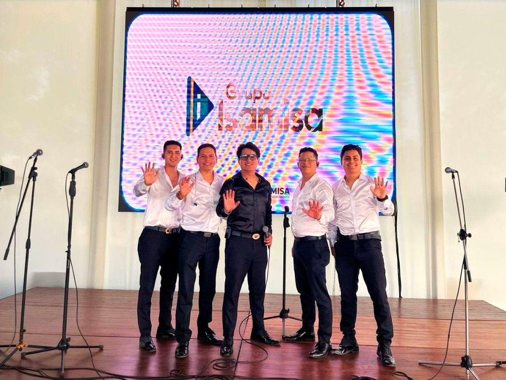Imitadores del Grupo 5 en el escenario de un evento corporativo